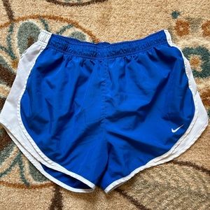 Nike shorts size L